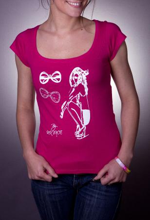T-shirt "Julia " fushia semplice ed elegante per le ragazze!! Fa bello, fa caldo.. Fatti piacere!!!